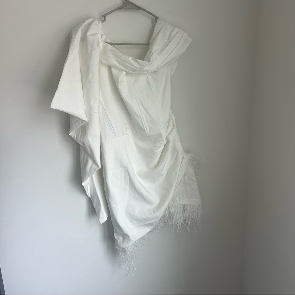 NEW Club L RSVP Ivory Asymmetric Volume Sleeve Draped Feather Mini Dress US 8 - Picture 5 of 9